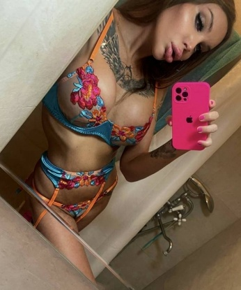 У меня есть все, чтобы превратить твои самые смелые мечты в незабываемое приключение. Мое тело стройное, красивое и нежное, готовое к сотканной страстью близости. У меня есть эксперименты, которые я успешно применяю в сексе, и ты можешь насладиться ими в моих нежных объятиях. 💋
Мои услуги ориентированы на удовлетворение твоих самых сокровенных желаний. Я готова предложить тебе эротический массаж, запоминающийся стриптиз, высококлассный орал, игры на ролях и многое другое. Я люблю и умею заботиться о мужчине, со мной ты почувствуешь себя по-настоящему особенным. ✨
Мои клиенты всегда остаются довольными и хотят повторить наши встречи. У меня множество положительных отзывов, подтверждающих мою комфортность и незабываемость. Хочешь взглянуть на мои фото? Заходи в мой профиль и убедись во всем сам! 😉 Живу я в Москве, в самом сердце города, где можем встретиться и насладиться моментами беззаботности и удовольствия. 💫
Набери меня, и я превращу каждую нашу встречу в необычное приключение, которое запомнится надолго. Жду тебя, мой красавчик! 💕 1572, 28 лет